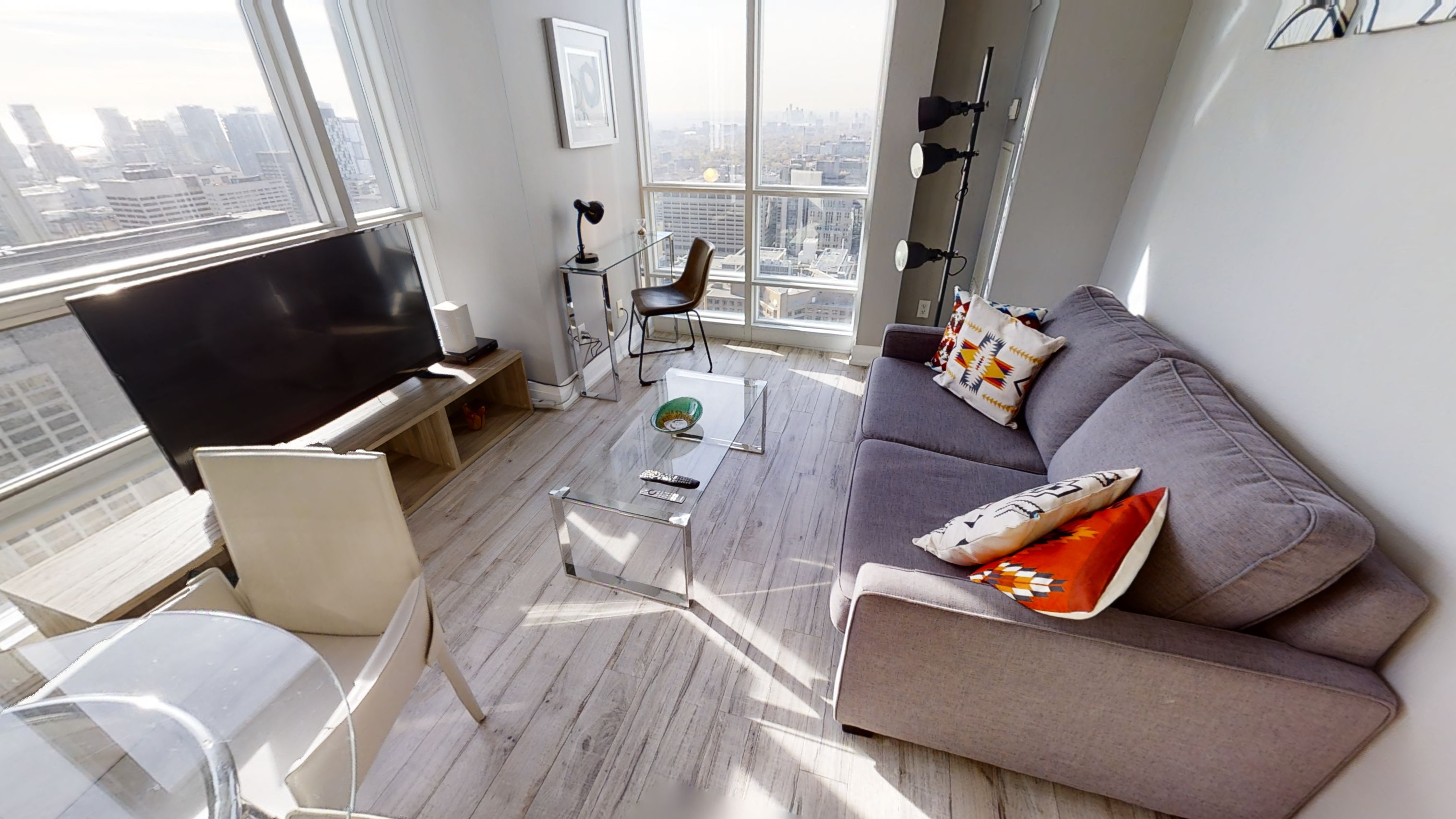 Comfortable 2-BR Condo in DT Toronto