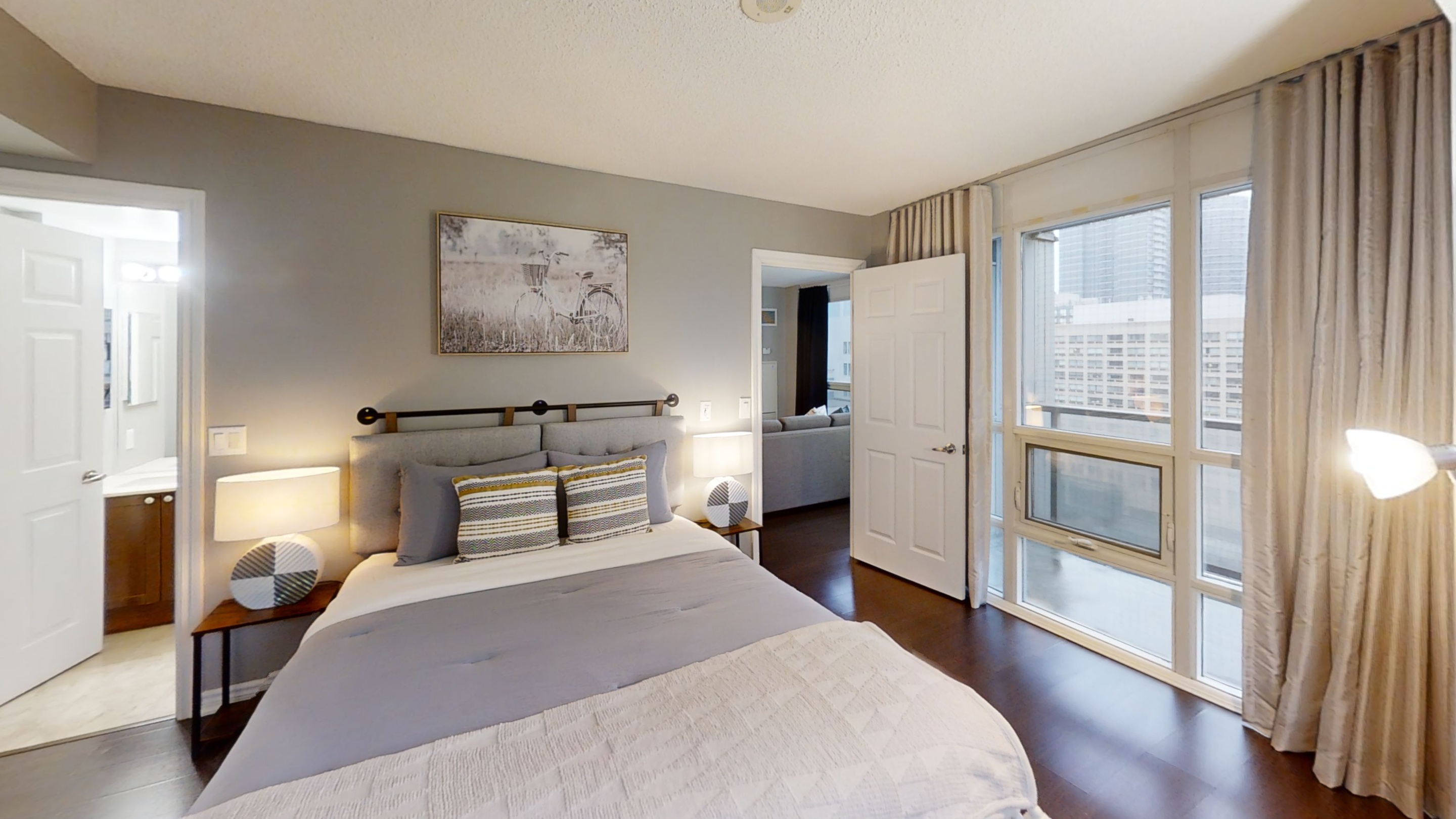 Comfortable 3-BR Condo in DT Toronto