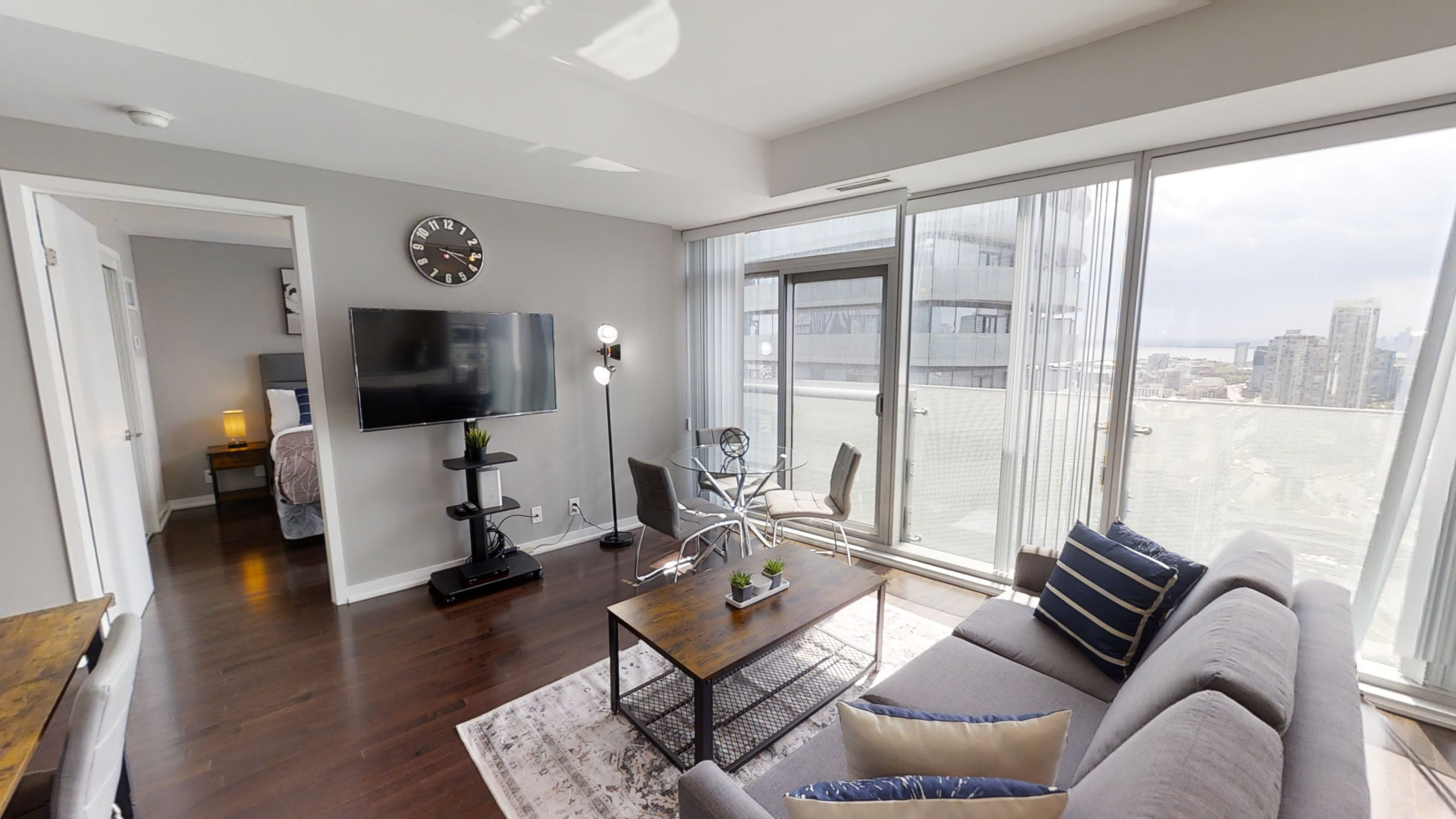 Fully Furnished Condo With Full-sized Kitchen And Vip Cable - Stylish Downtown Retreat - トロント