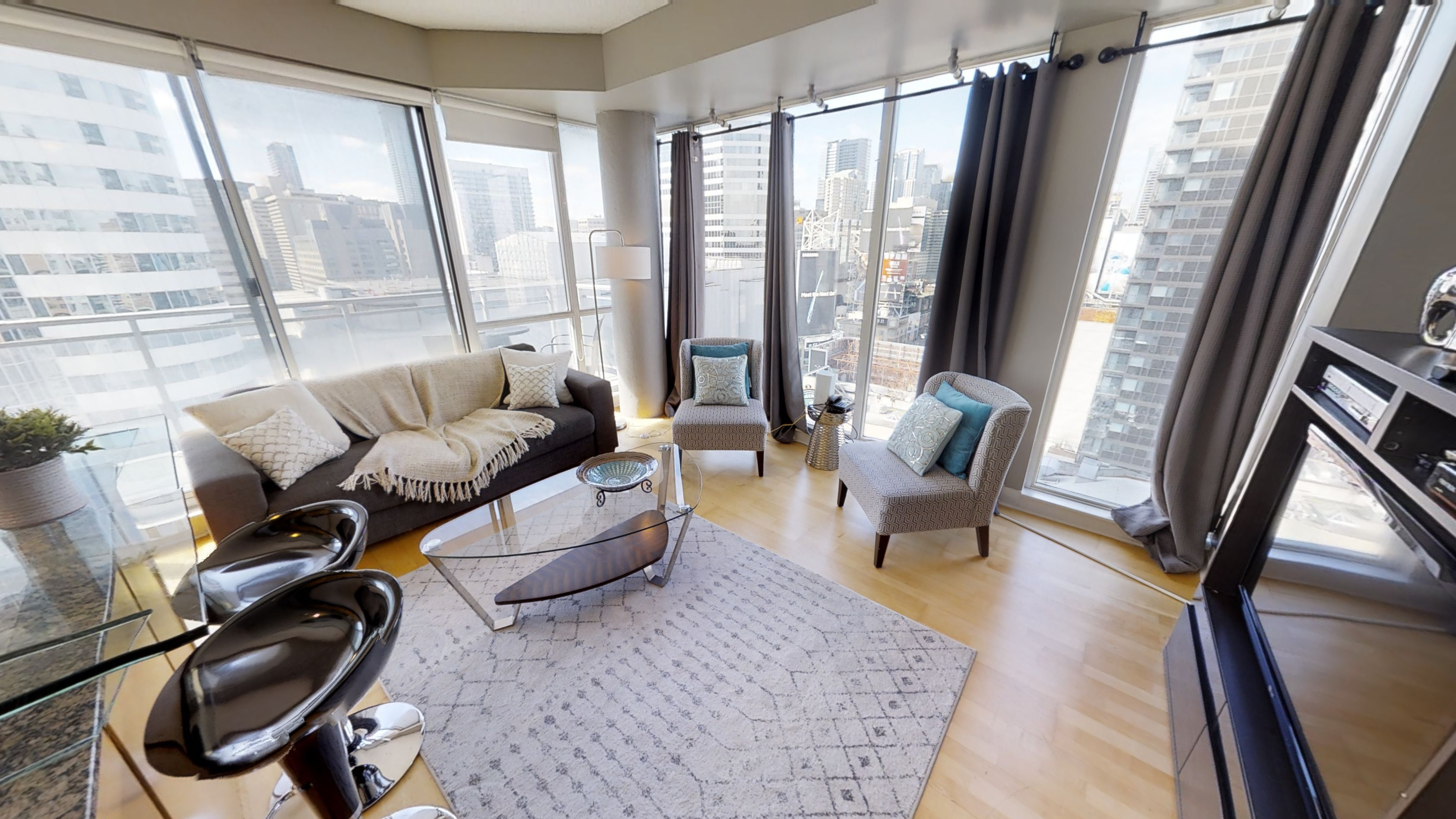 Dramatic Corner Suite With Modern Amenities - Inviting Urban Retreat - Mississauga